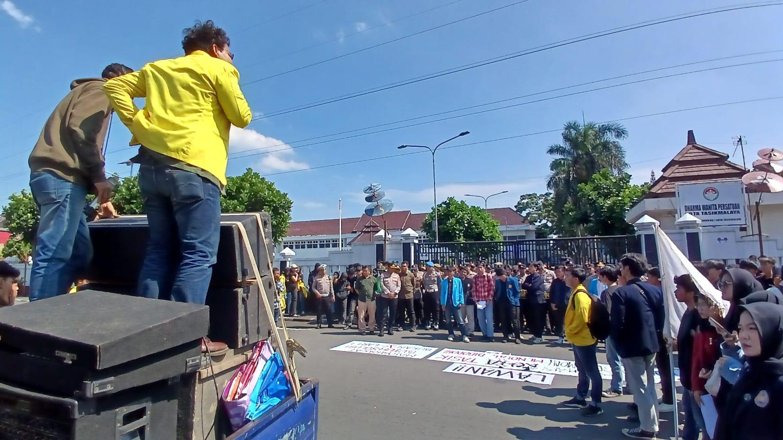 100 Hari Viman-Diky, Mahasiswa Gelar Aksi Protes di Depan Bale Kota Tasikmalaya