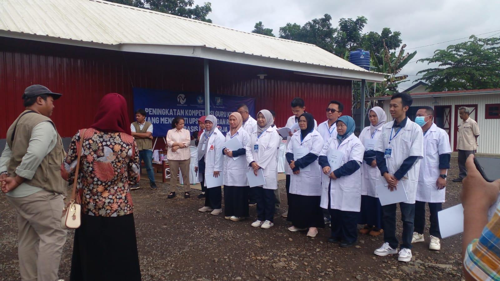 12 Guru SMK dari Berbagai Daerah Magang Budidaya Ayam Broiler di Kandang Close House Ciamis