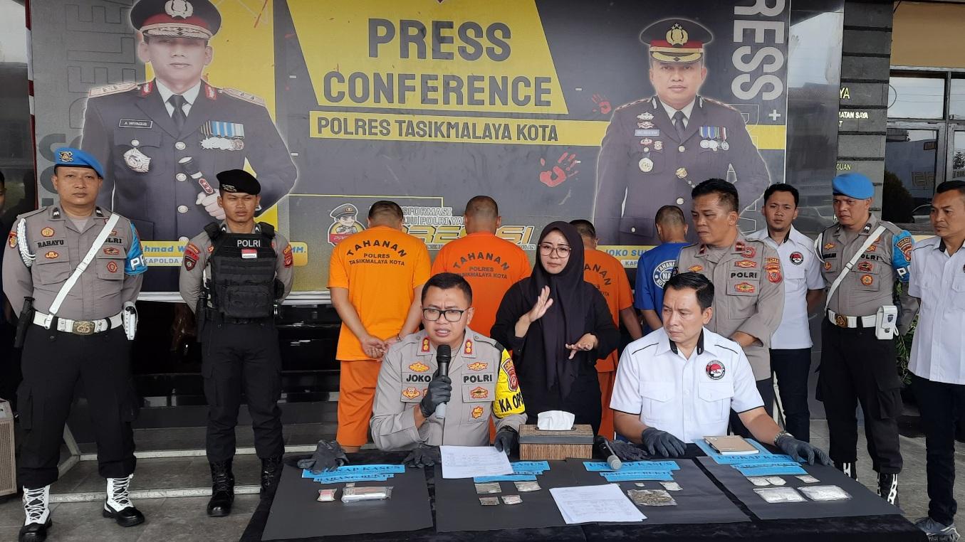 Satnarkoba Polres Tasikmalaya Kota Ringkus 4 Pengedar Sabu dan Ganja, BB Hampir Satu Ons
