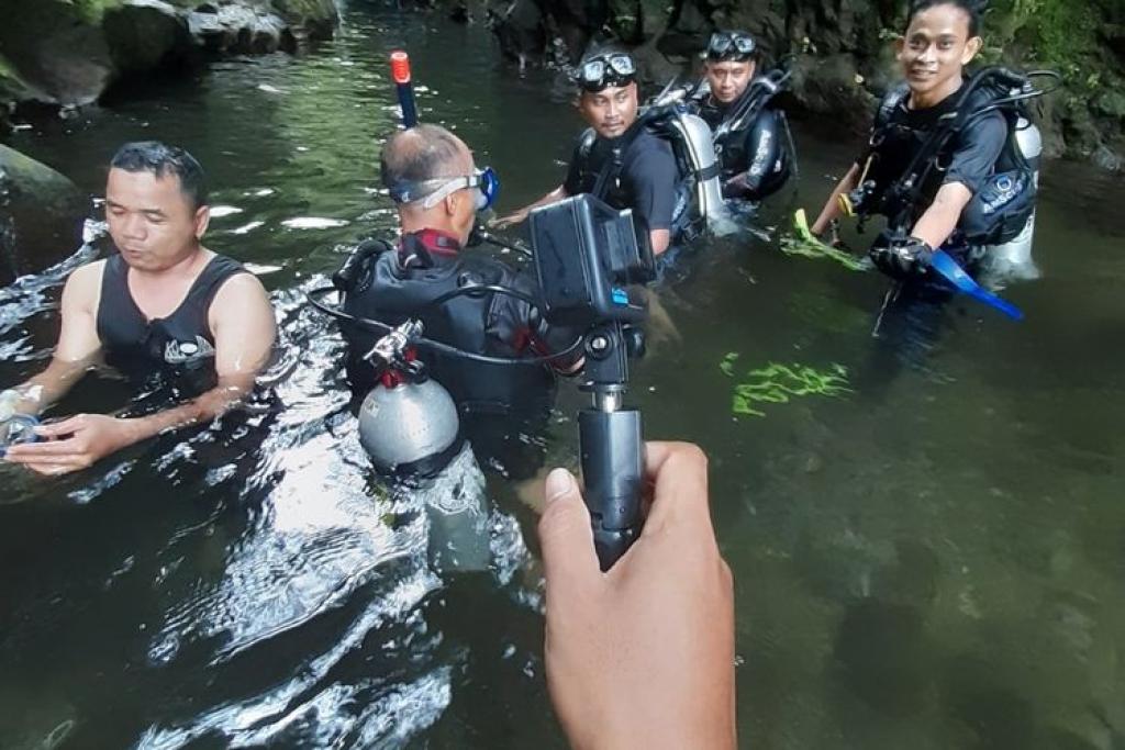 Tim SAR BPBD Ciamis Menyelam Cari Kamera Turis Asing di Leuwi Panganten