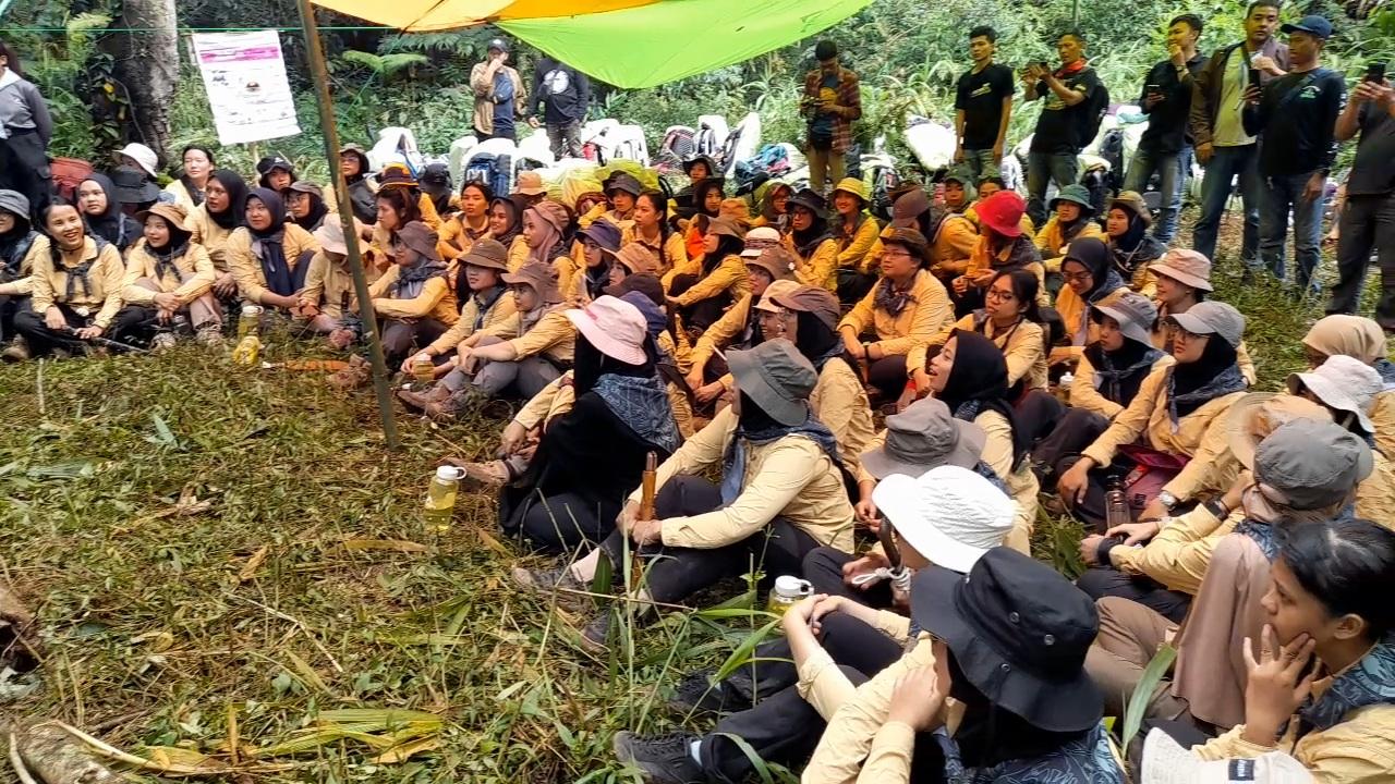 75 Perempuan Ikuti Pelatihan Bertahan Hidup di Hutan Gunung Cakrabuana Tasikmalaya