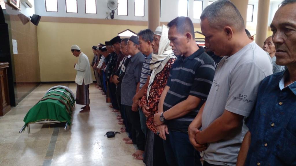 Ada Tokoh yang Meninggal, Cabup Ciamis Herdiat Sunarya Sempatkan Salat Jenazah Sebelum Nyoblos