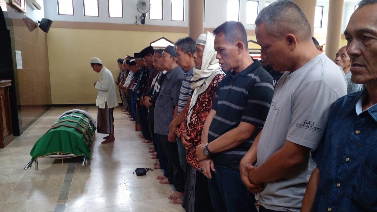 Ada Tokoh yang Meninggal, Cabup Ciamis Herdiat Sunarya Sempatkan Salat Jenazah Sebelum Nyoblos