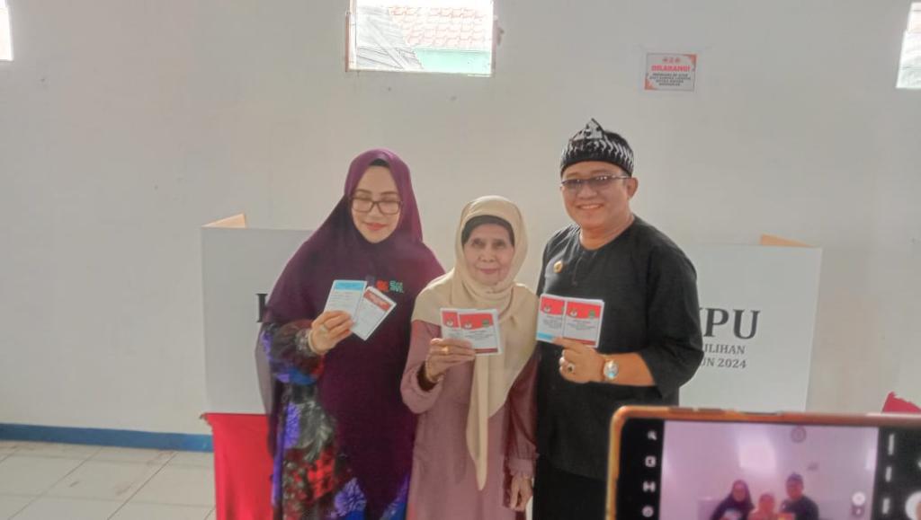 Ade Sugianto Nyoblos di TPS 07 Desa Singasari Tasikmalaya Bersama Keluarga