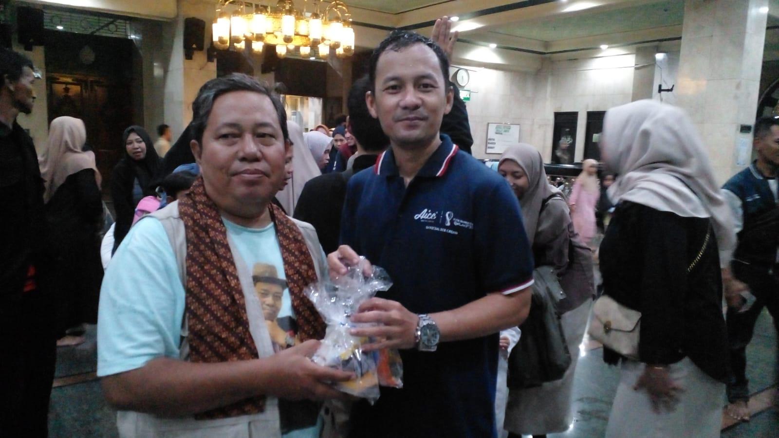 Aice Moochi Cinta Tebar Kebahagiaan, Bagikan Ratusan Paket Takjil di Masjid Agung Ciamis