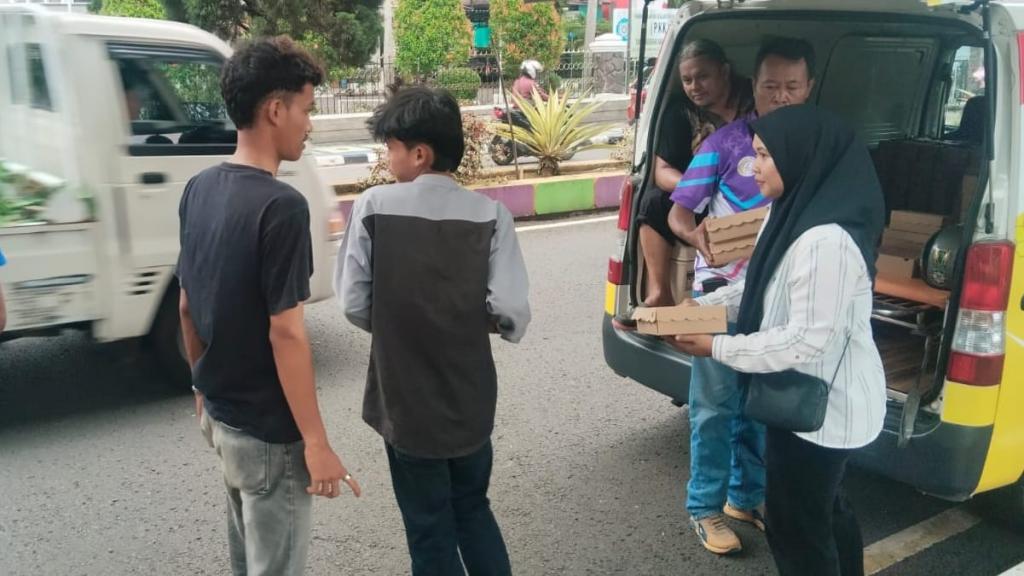 Ajak Warga Tidak Golput di Pilkada 2024, Forum Jurnalis Galuh Bagikan Sebanyak 350 Nasi Kotak