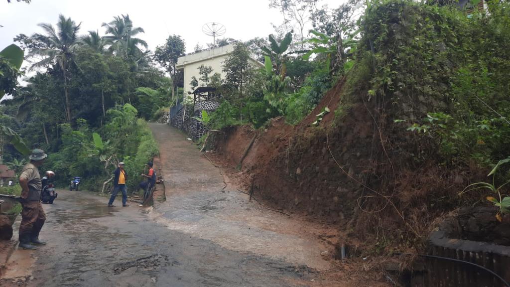 Akses Jalan Cikatomas-Gunungsari di Ciamis Pulih Setelah Longsor TPT, Dua Rumah Warga Terancam