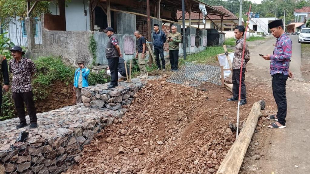 Akses Jalan Parungponteng Tasikmalaya yang Nyaris Putus Kini Diperbaiki