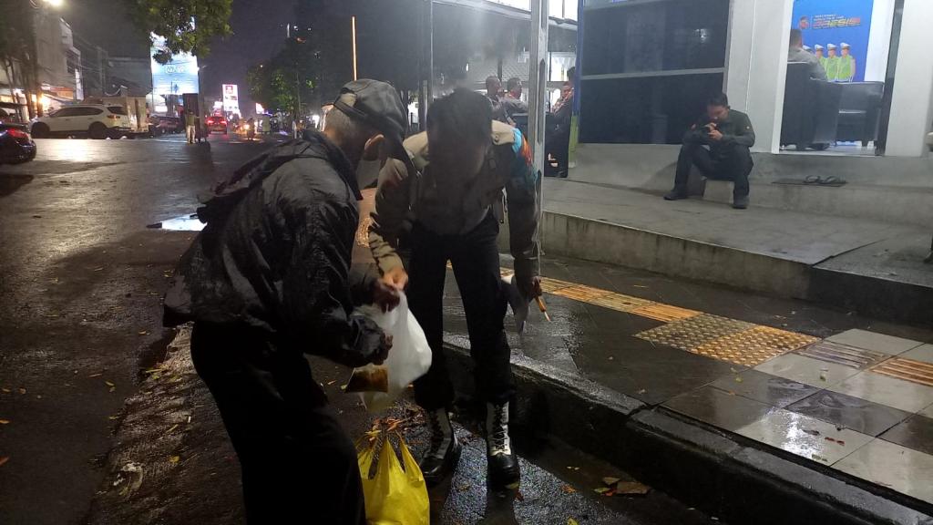 Aksi Bripka Yudha, Anggota Polres Tasikmalaya Kota Berikan Makanan ke Lansia di Tengah Guyuran Hujan Tuai Pujian