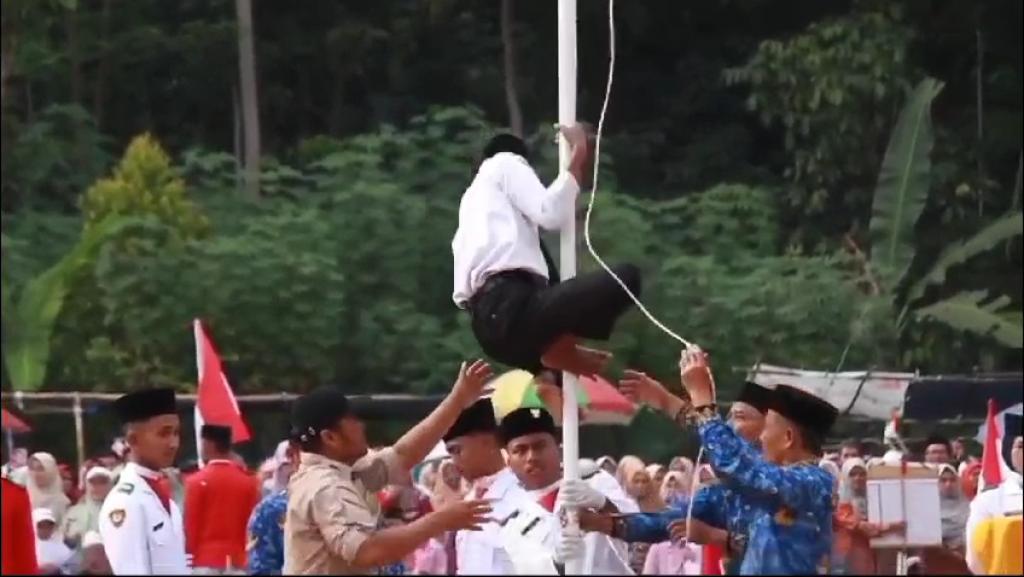 Aksi Heroik Siswa Madrasah Aliyah di Tasikmalaya, Panjat Pucuk Tiang Bendera Saat Tali Terlepas