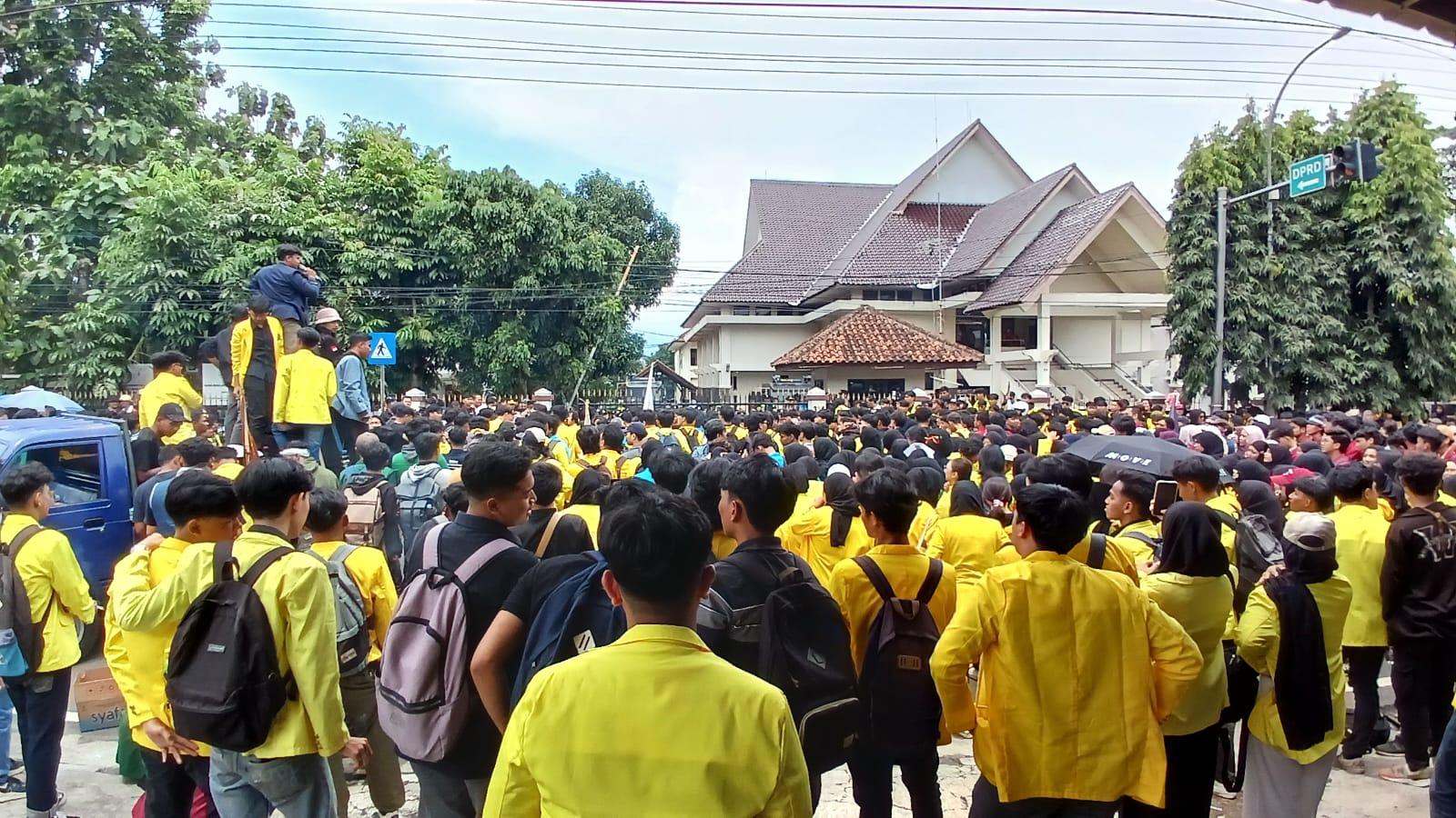 Aksi Massa 'Indonesia Gelap', Ratusan Mahasiswa Tasikmalaya Geruduk Kantor DPRD