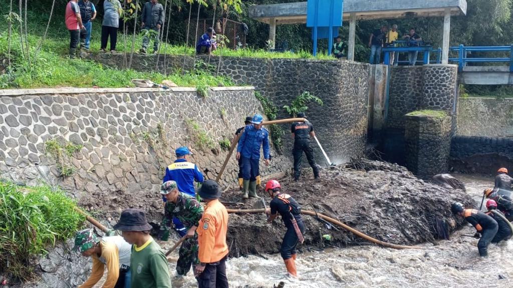 Aksi Nyata Kolaborasi Lintas Instansi, Damkar Ciamis Turut Normalisasi Saluran di Bendung Gunung Galuh