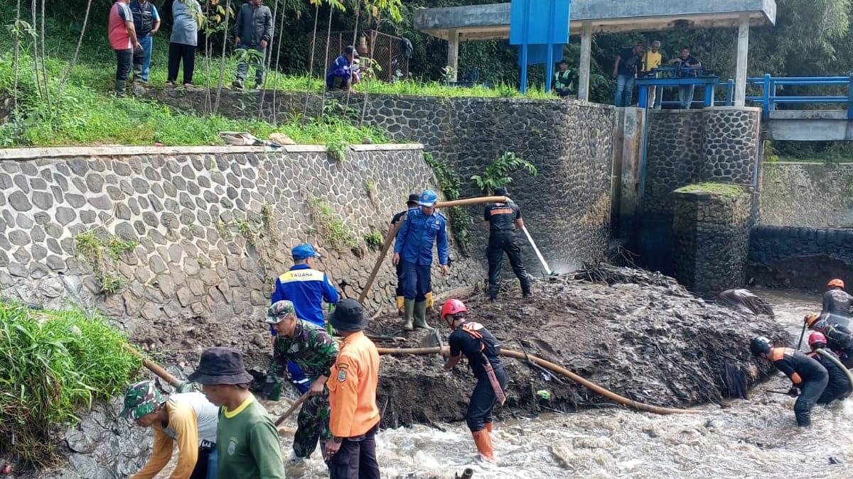 Aksi Nyata Kolaborasi Lintas Instansi, Damkar Ciamis Turut Normalisasi Saluran di Bendung Gunung Galuh