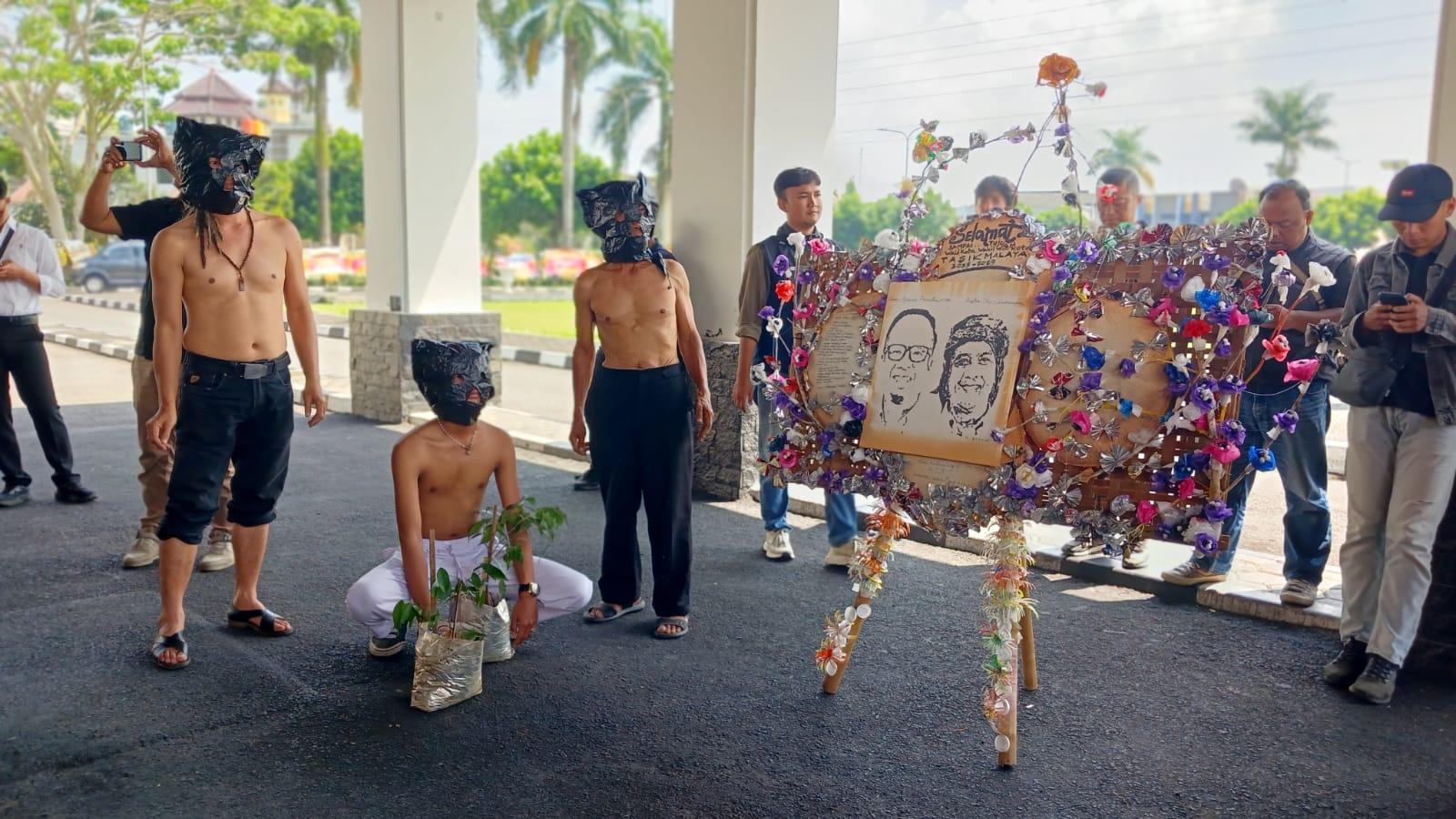 Aksi Unik Aktivis Lingkungan di Tasikmalaya Kirim Karangan Bunga dari Sampah untuk Viman-Diky