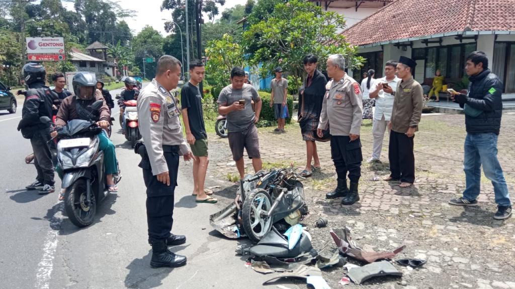 Ambulans Hantam Sepeda Motor di Depan RM Gentong Tasikmalaya, Pelajar Terkapar di Bahu Jalan