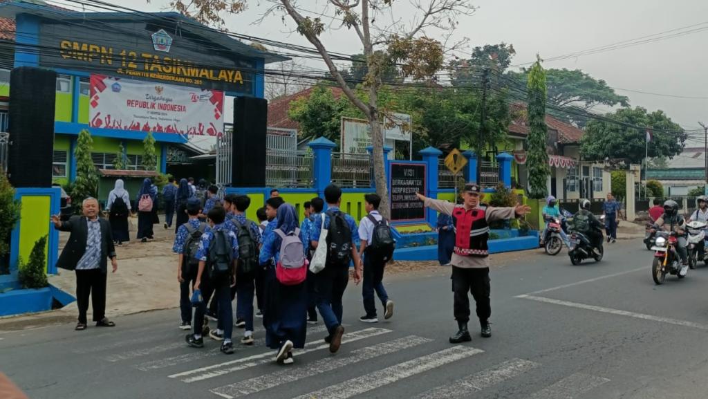 Anggota Polsek Kawalu Laksanakan Gatur Pagi, Bantu Anak-Anak Sekolah Menyeberang di SMPN 12 Tasikmalaya