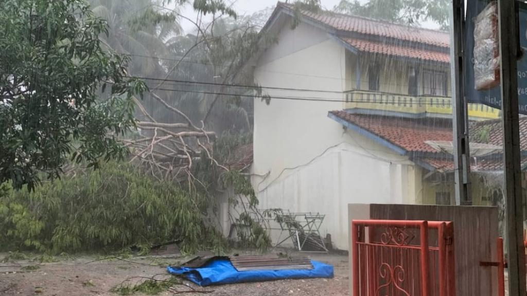Angin Kencang Badai Taliah di Ciamis Rusak 6 Rumah dan Lumbung Desa