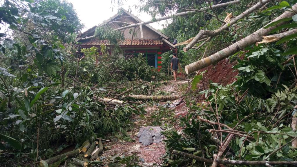 Angin Puting Beliung Rusak 14 Rumah di Jatinegara Ciamis