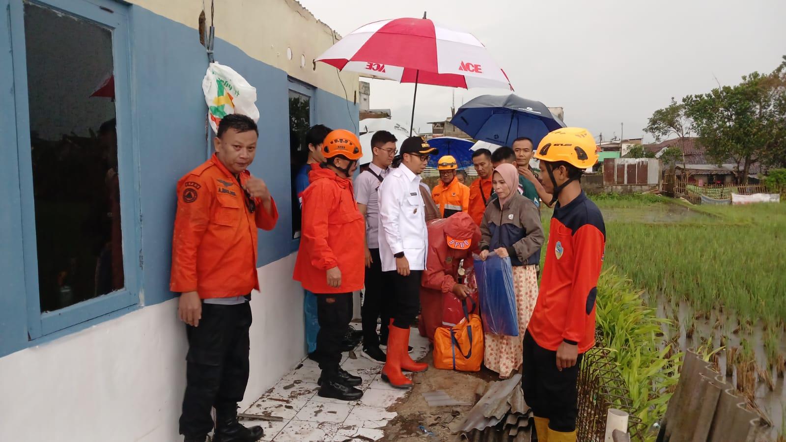 Angin Puting Beliung Terjang Tasikmalaya, Ratusan Rumah Rusak, Wali Kota Turun Langsung Beri Bantuan