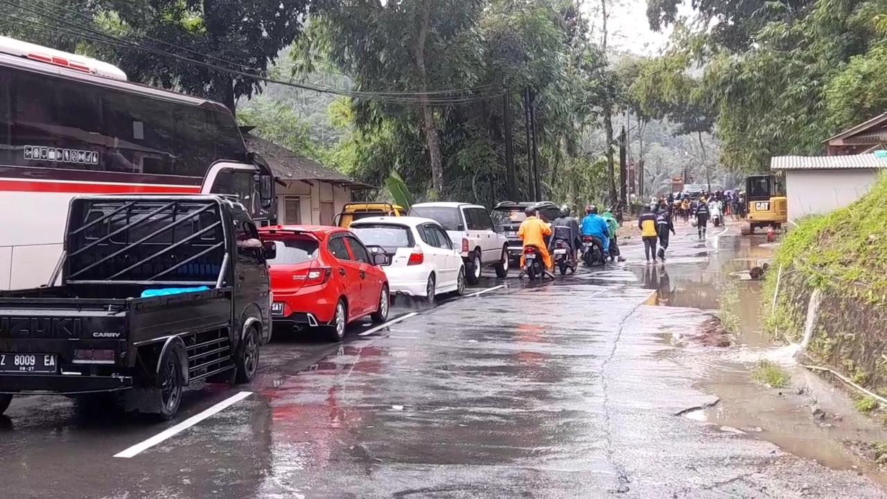Antrean Kendaraan Mengular di Jalur Tasikmalaya–Garut Imbas Pembersihan Longsor