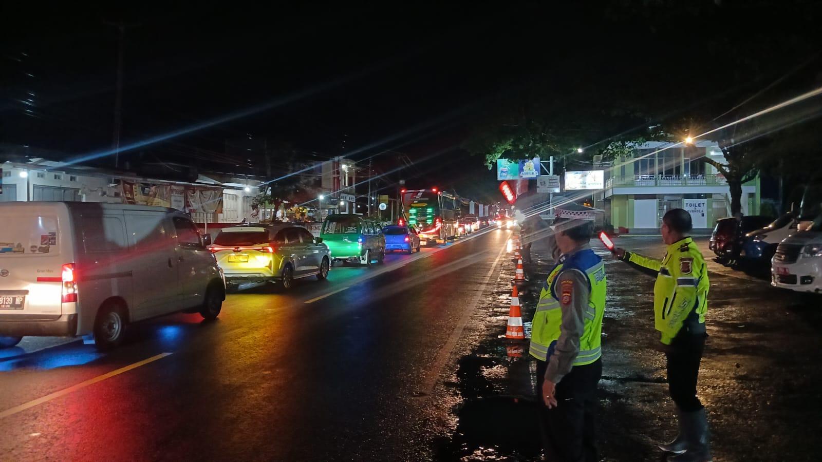 Arus Balik Lebaran 2025 Masih Padat, Jalur Gentong Tasikmalaya Dipadati Kendaraan Minggu Malam