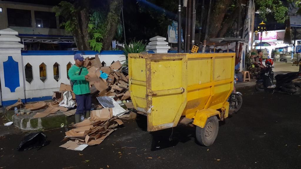 Asep Isnahadi, Tujuh Tahun Tak Lebaran bersama Keluarga Demi Kebersihan Kota Tasikmalaya