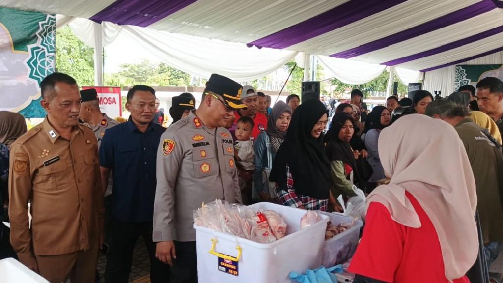 Aksi Kapolres Mamang Day di Alun-Alun Ciamis: Hibur Warga Sambil Pimpin Gerakan Pangan Murah