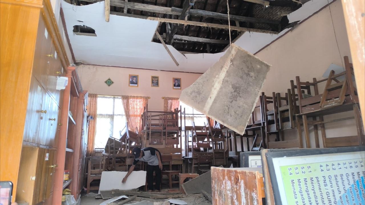 Atap Ruang Guru SDN Leuwikidang Tasikmalaya Runtuh, Disdik Diminta Bertindak Cepat