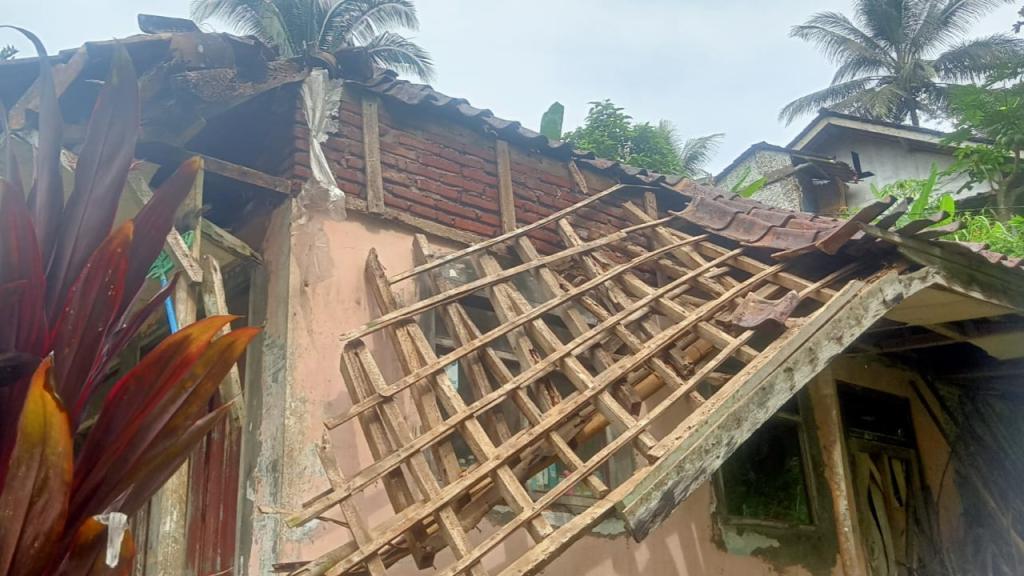 Atap Rumah Janda Tua di Ciamis Ambruk Akibat Cuaca Ekstrem