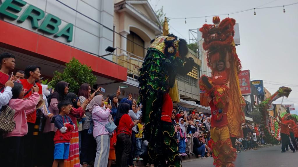Atraksi Barongsai dan Liong Plaza Asia Tasikmalaya Meriahkan Tahun Baru Imlek 2025