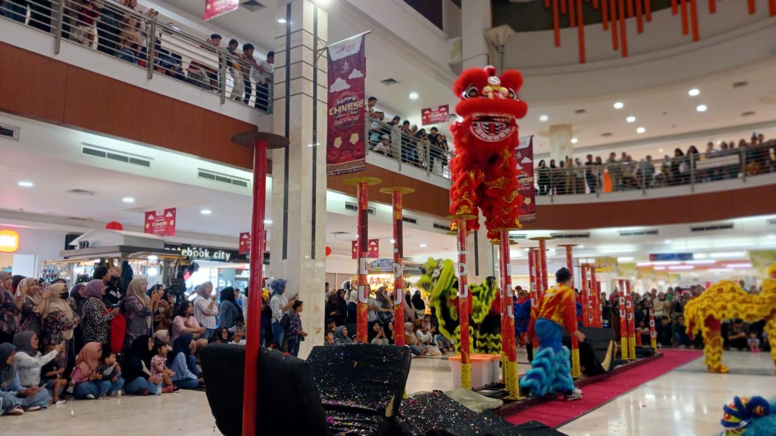 Atraksi Barongsai Tonggak di Plaza Asia Tasikmalaya Meriahkan Penutupan Imlek 2025