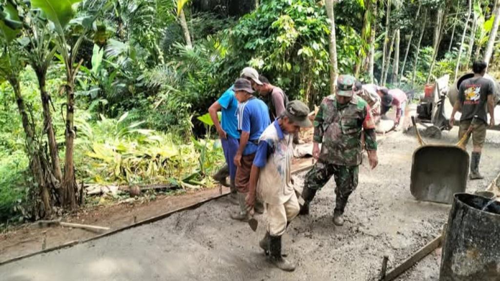 Babinsa dan Warga Cisaga Ciamis Gotong Royong Bangun Jalan Kampung