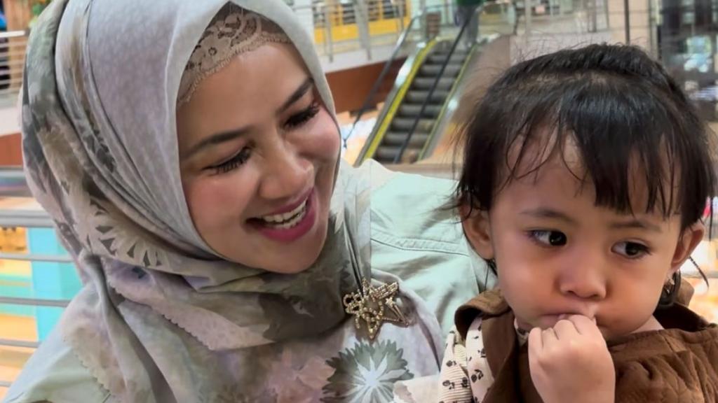 Bacawalkot Tasikmalaya Nurhayati Ajak Anak asal Kawalu Jalan-Jalan ke Mal, Sang Ibu Bahagia