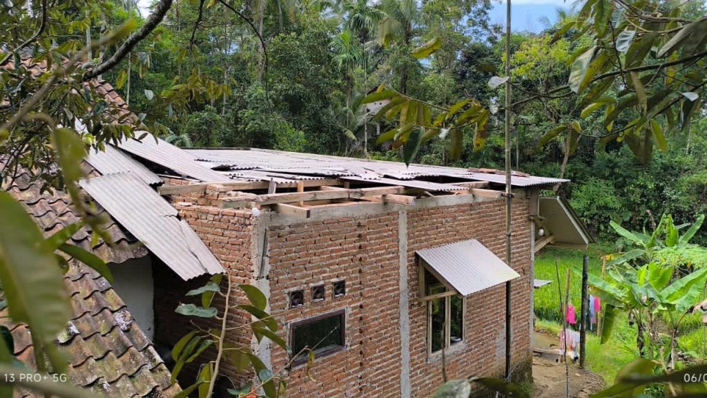 Badai Taliah Terjang Ciamis, Puluhan Rumah Rusak dan Pohon Tumbang