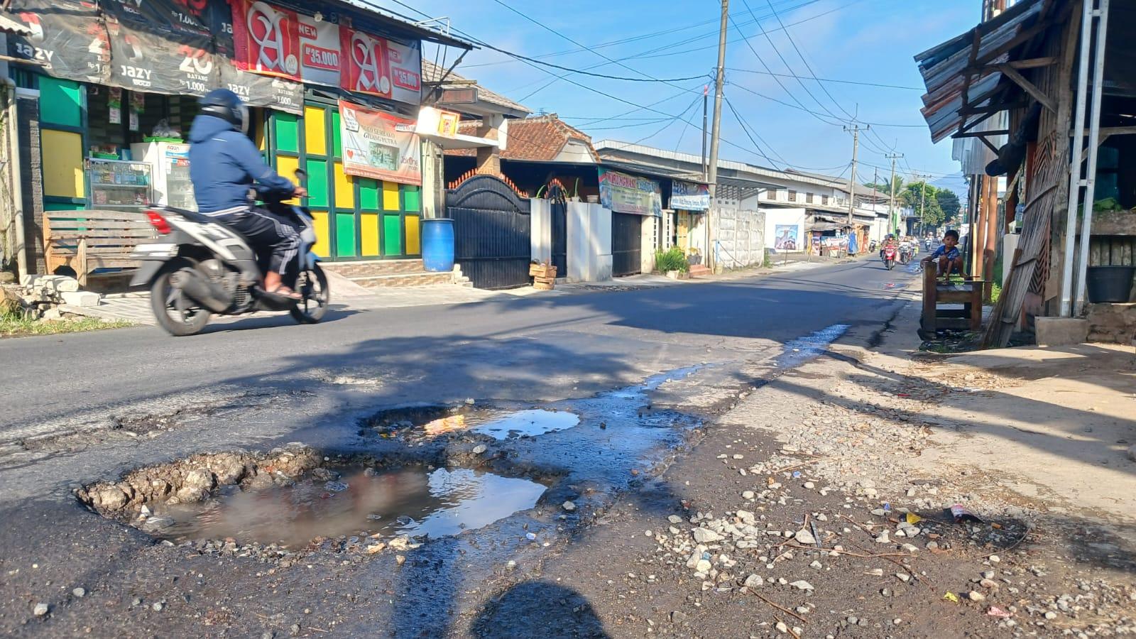Bahayakan Pengendara! Jalan Raya Cibeuti Kawalu Rusak Parah dan Berlubang
