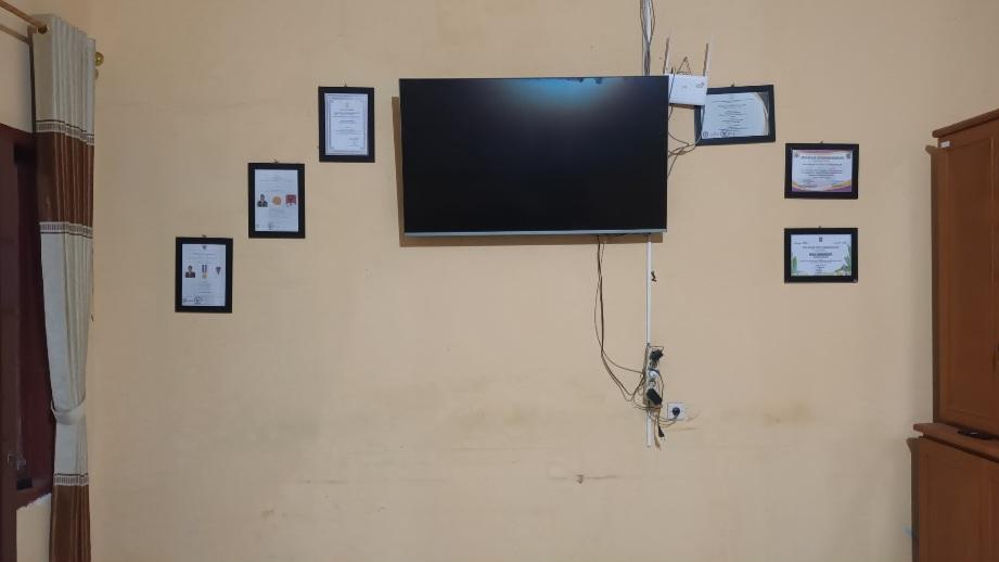 Balai Desa Gunungsari Ciamis Tersambar Petir, Barang Elektronik Senilai Rp15 Juta Rusak