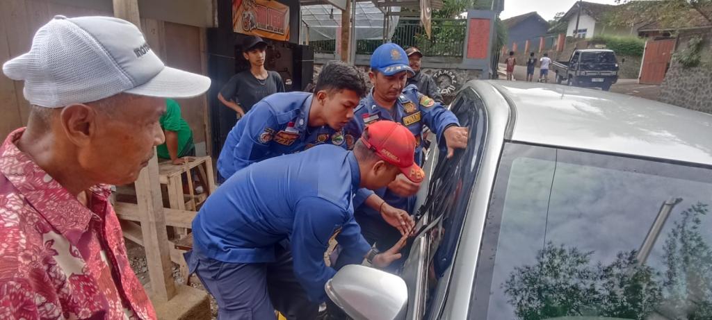 Balita Terkunci dalam Mobil di Ciamis, Aksi Cepat Damkar Berhasil Selamatkan Nyawa si Bocah