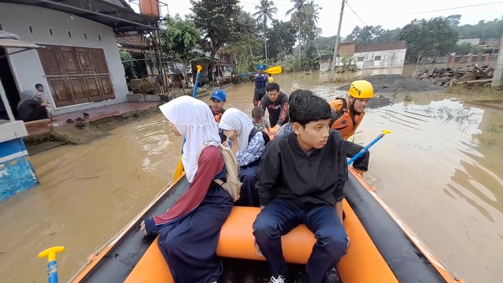 Banjir Sukaresik Tasikmalaya Belum Surut, Petugas Gabungan Evakuasi Siswa Pakai Perahu Karet