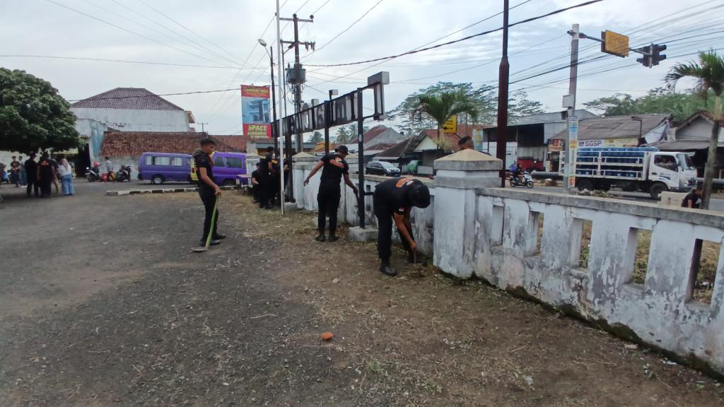 Batalyon D Pelopor Satbrimob Polda Jabar Bersihkan Terminal Cibeureum, Dukung Kenyamanan Transportasi Umum