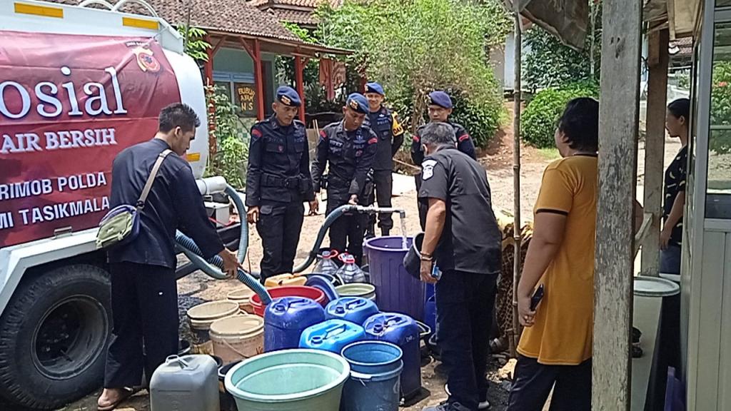 Batalyon D Pelopor Satbrimob Polda Jabar Distribusi Air Bersih Kepada Warga Cineam Tasikmalaya