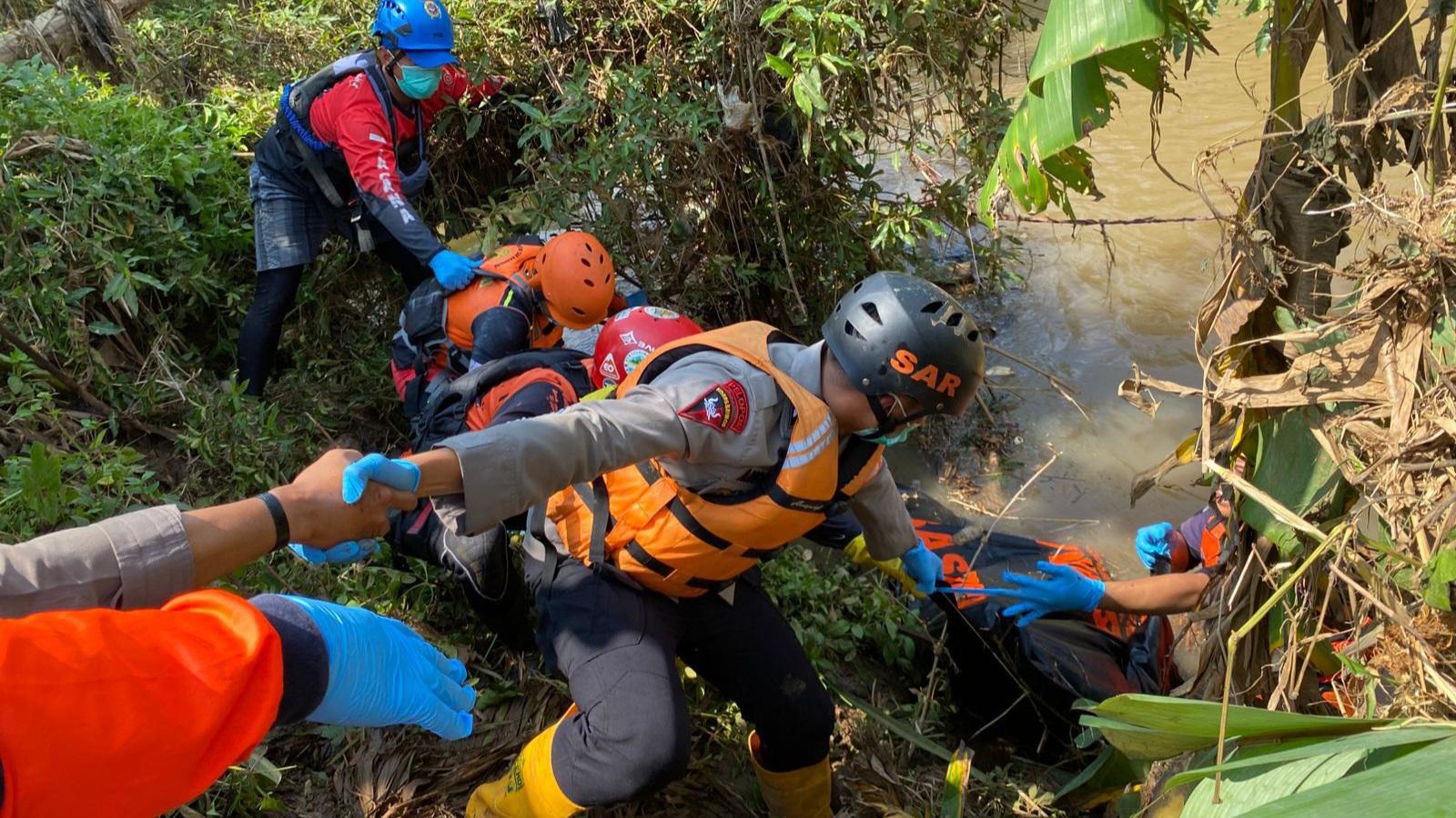 Batalyon D Pelopor Satbrimob Polda Jabar Terjunkan Tim SAR dalam Evakuasi Korban Tenggelam di Sungai Cikidang