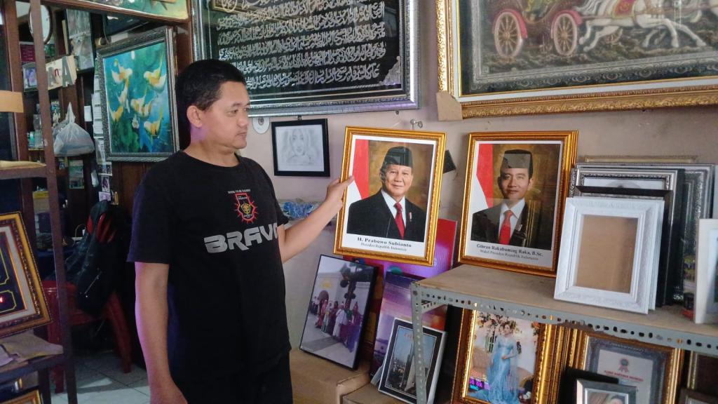 Belum Terima Foto Resmi, Perajin Bingkai di Tasikmalaya Tunda Penjualan Foto Presiden dan Wakil Presiden Baru