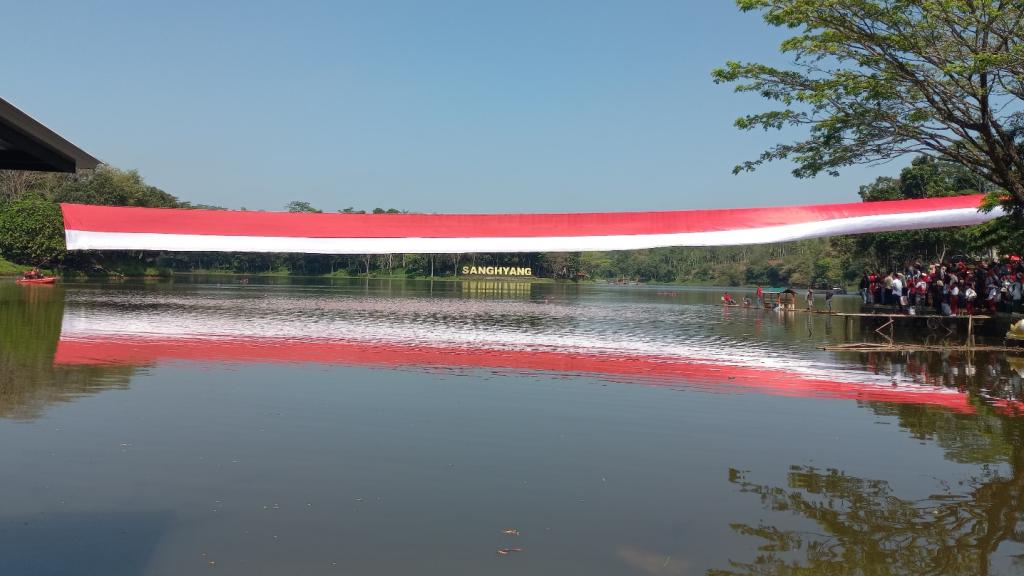 Peringati HUT ke-79 RI, Koramil 1214 Sukaraja, Polsek Tanjungjaya dan Muspika Kibarkan Bendera Merah Putih Raksasa di Atas Situ Sanghyang Tasikmalaya