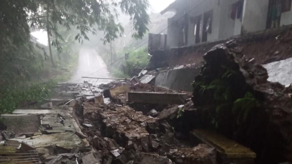 Benteng TPT di Cihaurbeuti Ciamis Runtuh, Akses Jalan Tertutup