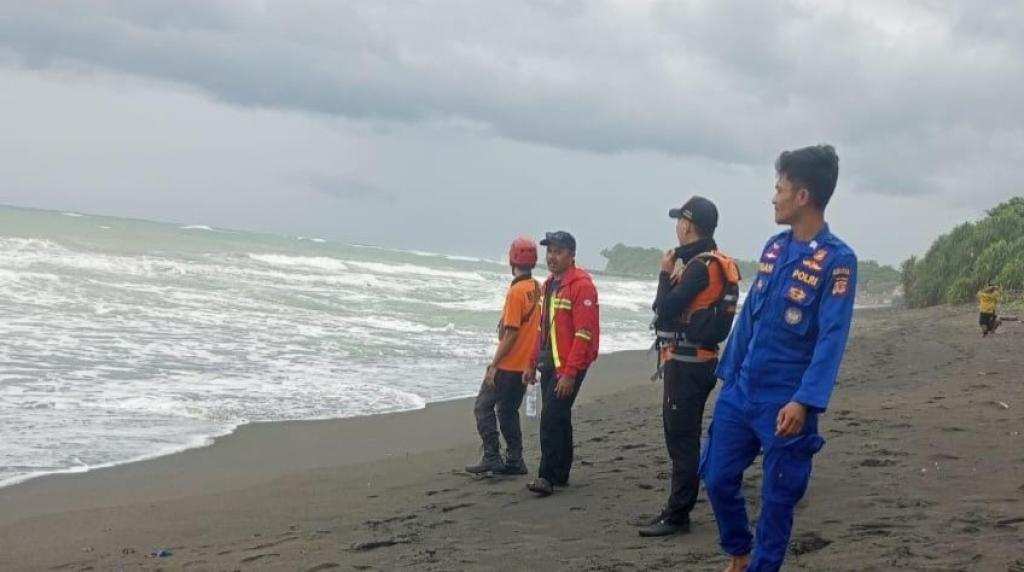 Berenang Seorang Diri, Warga Sukaraja Tersapu Ombak dan Tenggelam di Pantai Pamayangsari Tasikmalaya