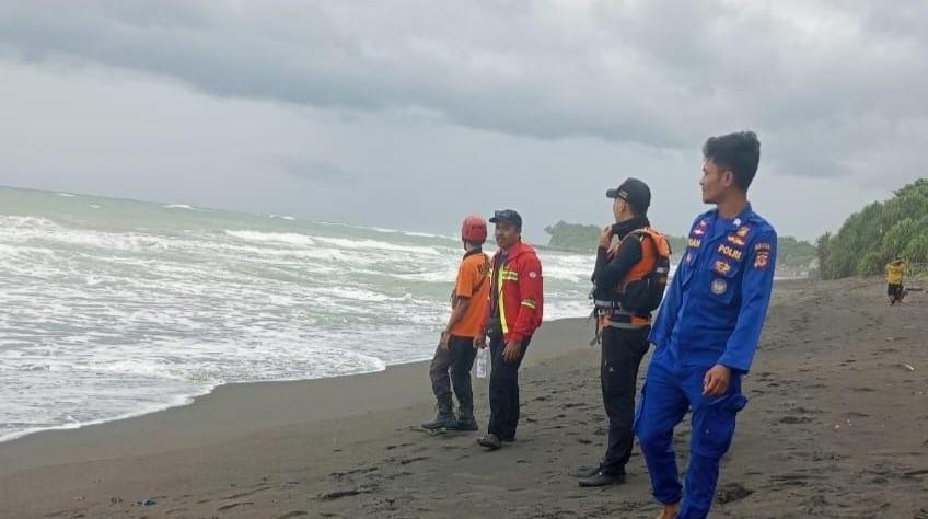 Berenang Seorang Diri, Warga Sukaraja Tersapu Ombak dan Tenggelam di Pantai Pamayangsari Tasikmalaya