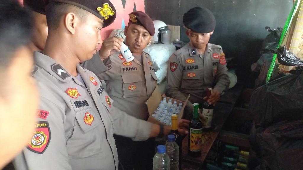 Berkedok Jual Arang, Kios Penjual Miras di Pasar Cikurubuk Tasikmalaya Digerebek Polisi