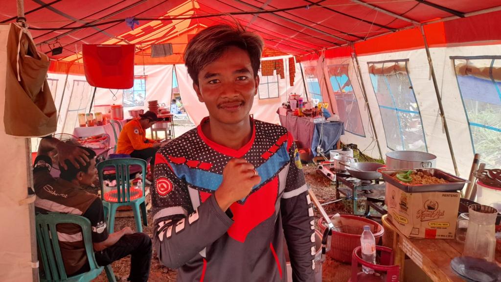 Bertugas di Dapur Umum Pergerakan Tanah Cineam, Relawan Tagana ini Rela Tidak Pulang demi Pengungsi