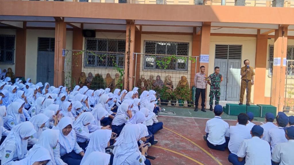 Bhabinkamtibmas dan Babinsa Tawangsari Berikan Edukasi Bahaya Narkoba dan Bullying ke Siswa SMPN 3 Kota Tasikmalaya