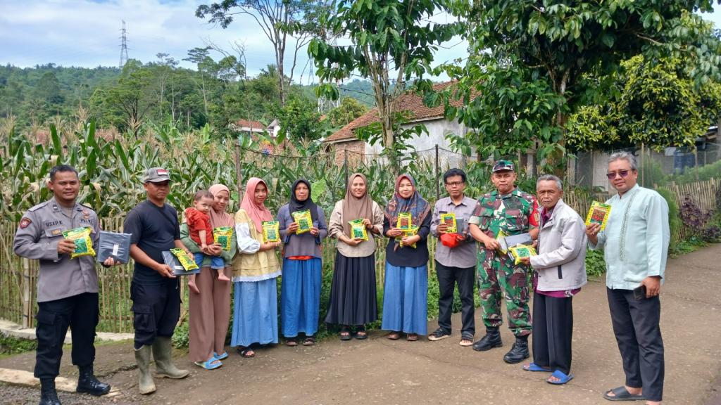 Bhabinkamtibmas Desa Kutawaringin Dukung Program Ketahanan Pangan dengan Bagikan Bibit dan Polibag